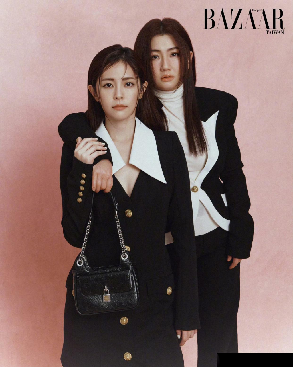 任家萱和妹妹任容萱合体拍杂志大片,当年两姐妹出道当明星,明明妹妹更