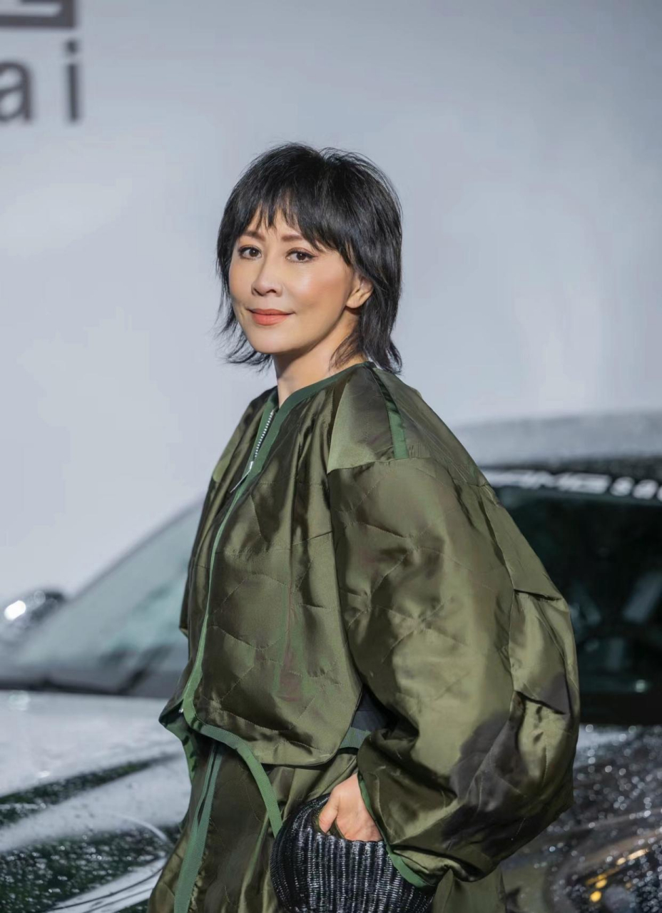 刘嘉玲晒新照,换了个发型瞬间气场全开,超模范儿十足