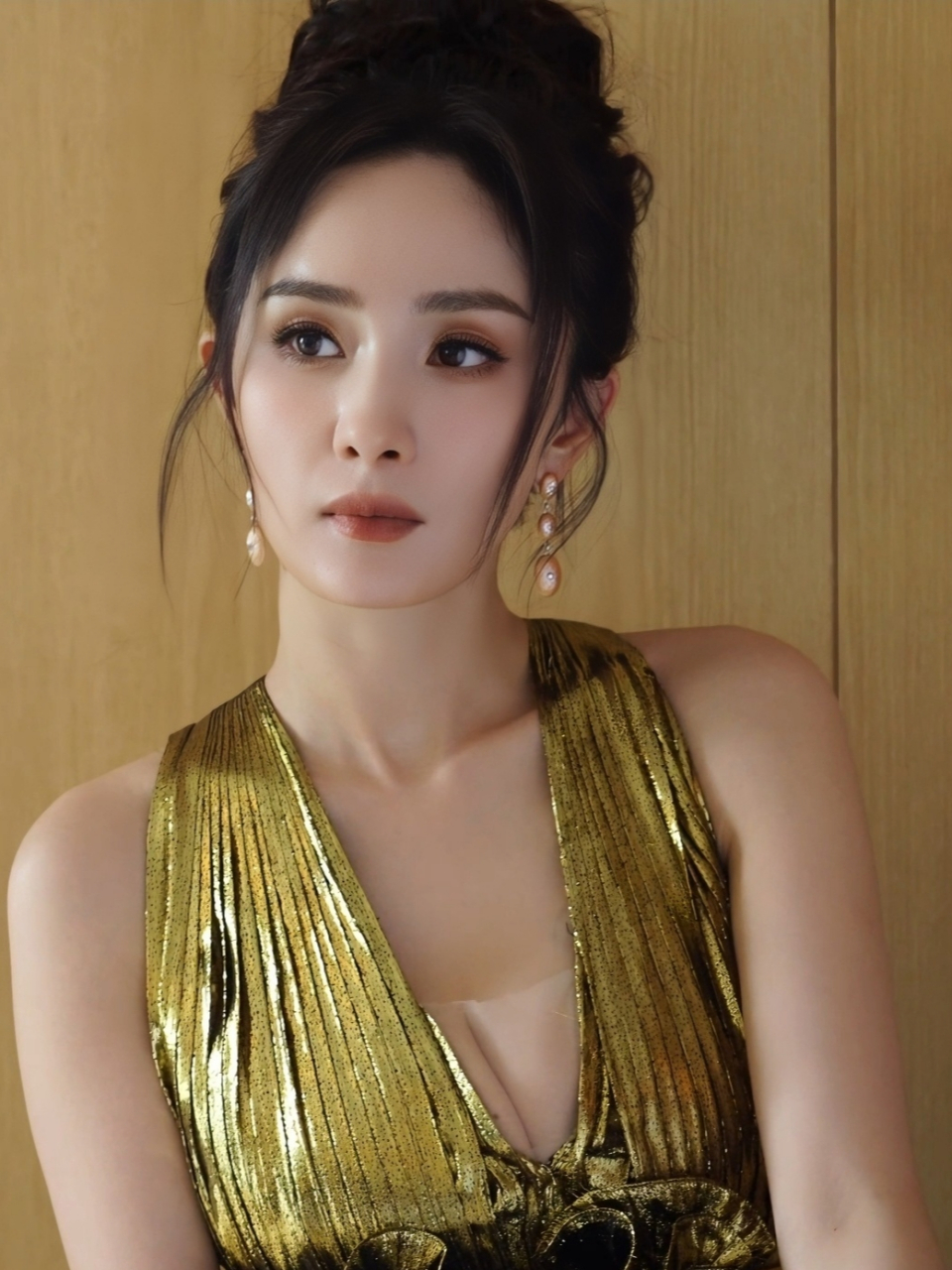 杨幂深v荷叶边拖尾礼服裙写真,高贵气质与时尚品味完美融合!