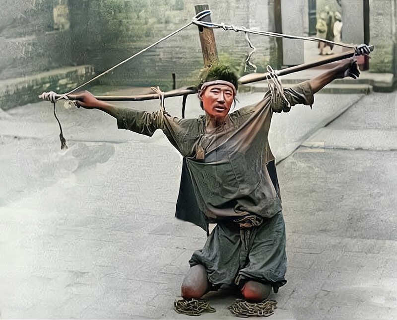 清末一个犯人被双挑胳膊,跪在铁链子上真的生不如死太痛苦了