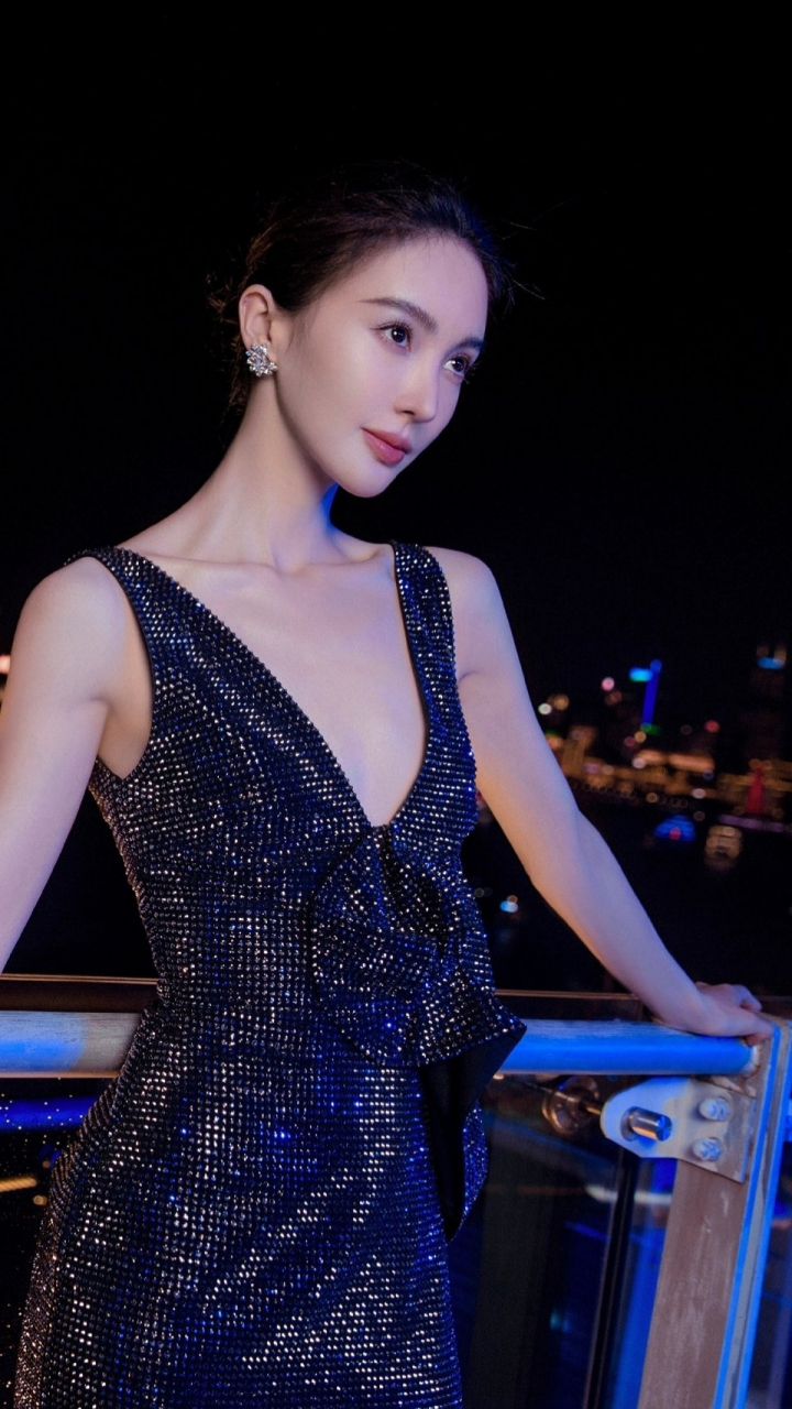 金晨的亮片吊带裙造型:优雅耀眼,尽显时尚魅力