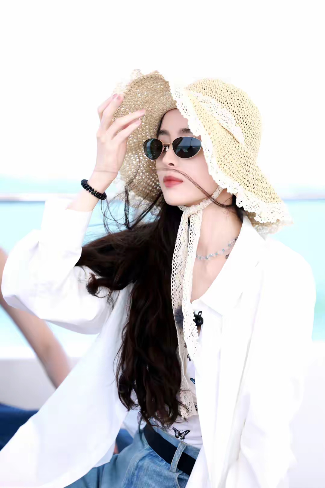 古力娜扎游艇美图穿白裙戴墨镜肤白貌美清新淡雅真的美极了