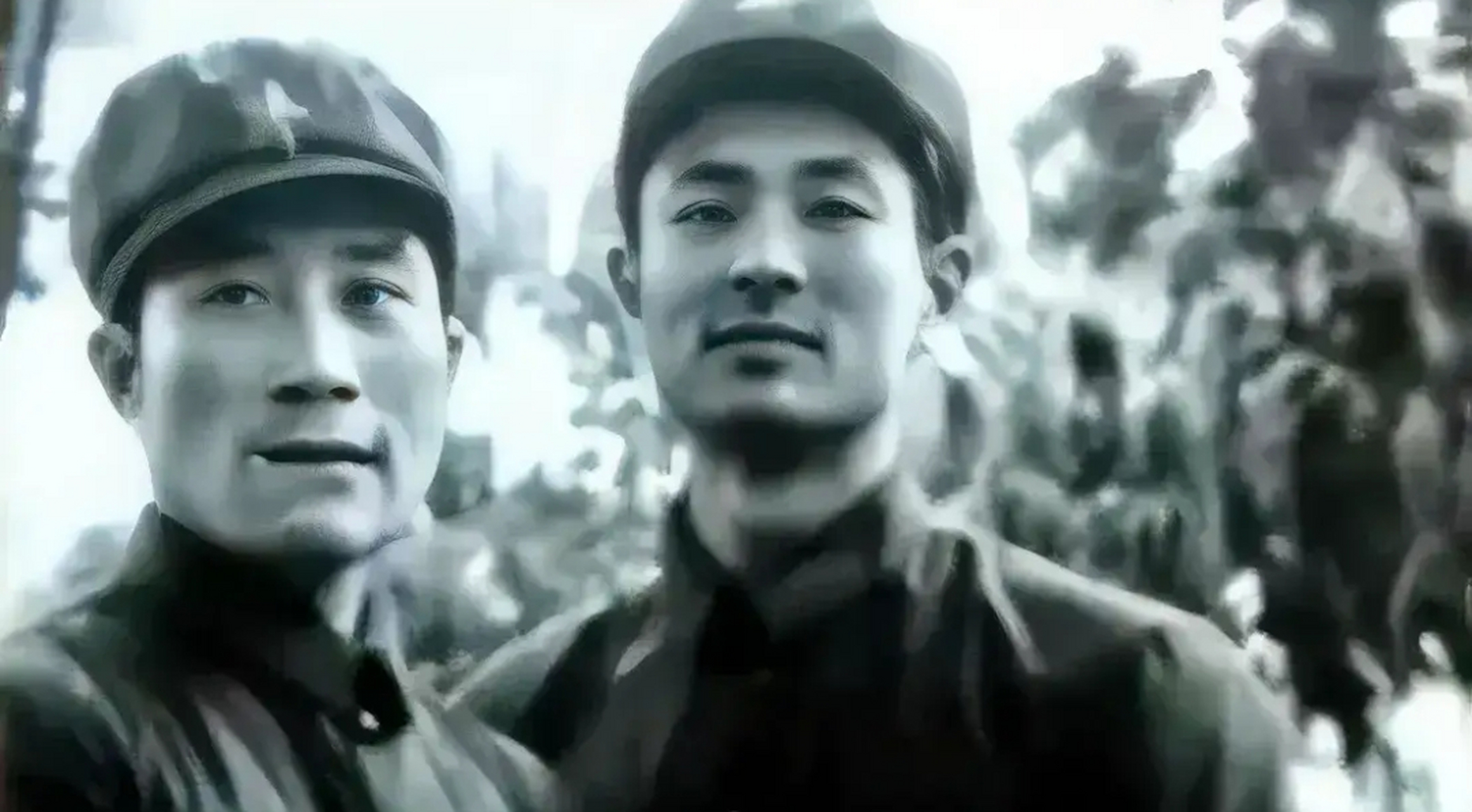 李雪健,濮存昕两位老艺术家,年轻时穿着军装的合影.