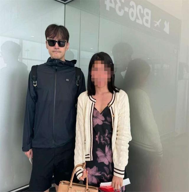 胡歌机场被偶遇,与吴磊罕见同框,妻子黄曦宁同行引猜测