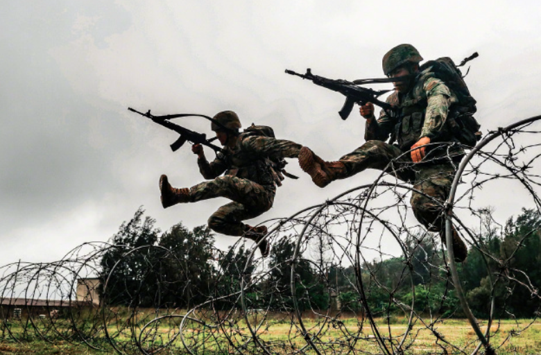 1959年,郑大清出生于四川省南充市的丁字桥镇,他出生的那个年代家里