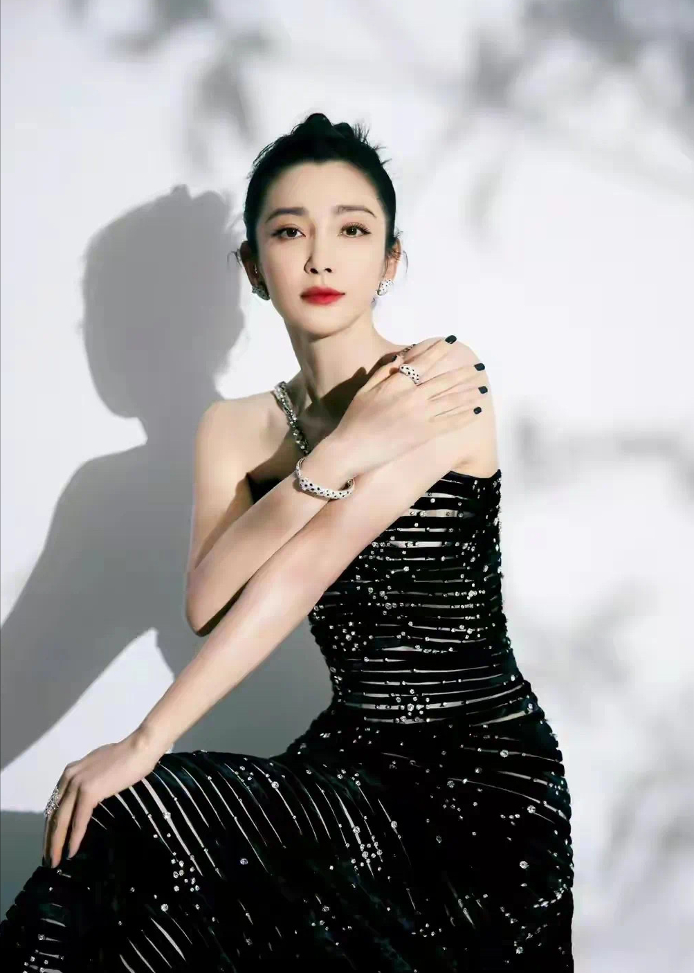 章子怡在红毯压轴,李冰冰在幕后控制大局,谁是大花之首一目了然