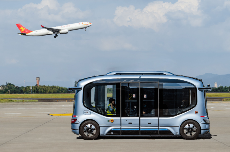 回顾有空闲廊桥,为何坐飞机还要乘摆渡车?摆渡车有啥"