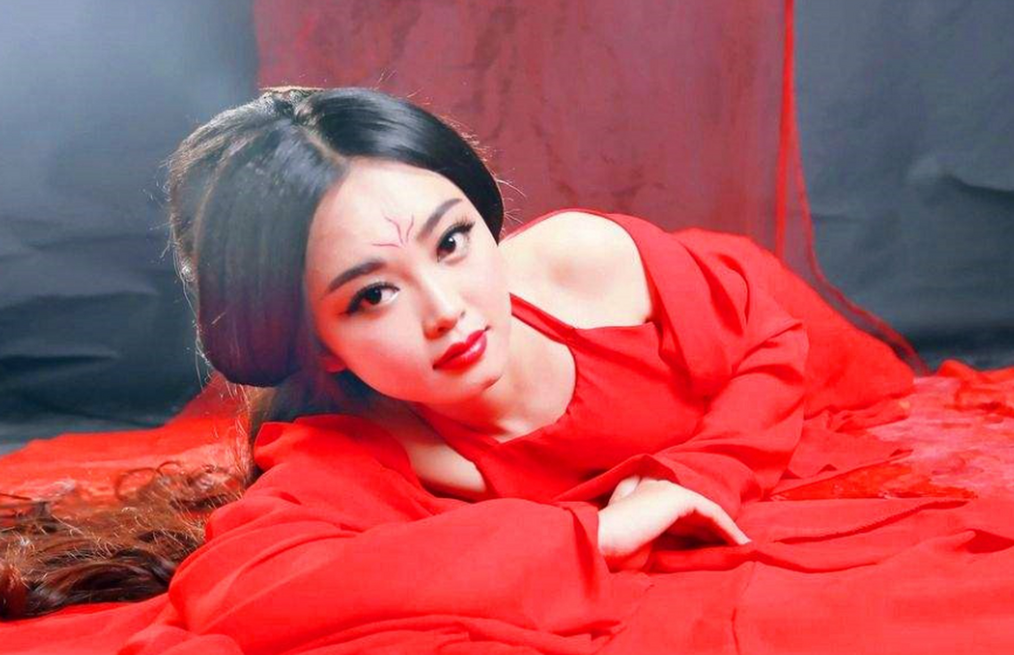 抬头一看,女掌柜面如满月,大惊:你以后定是一品夫人.