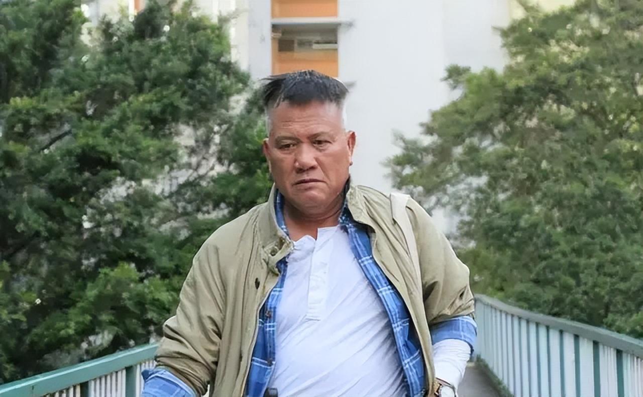 看66岁万梓良现在的处境,才知道,原来周润发早就把答案说出来了