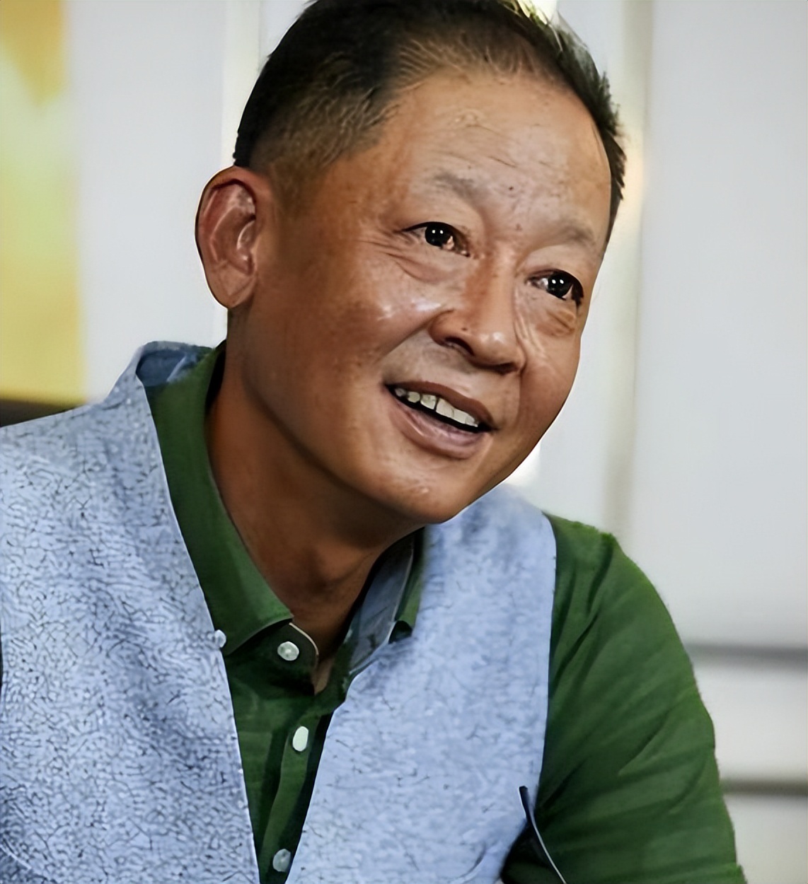 57岁王志文罕见露面!身体发福,头发掉谢顶,与女友人拥抱乐开花