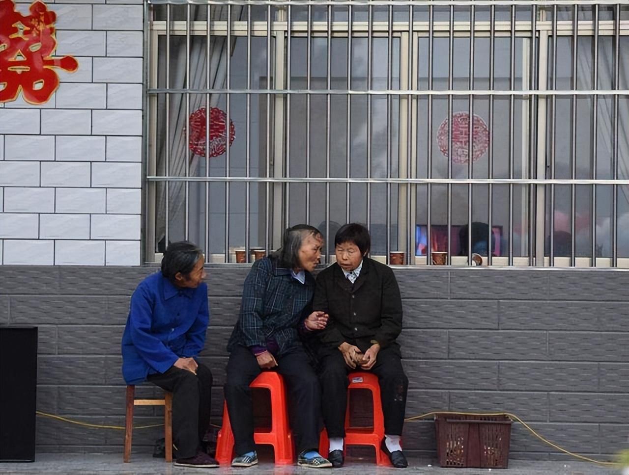 2000年,东北小伙帮助辽宁女子,小伙瘫痪后,女子照顾对方15年