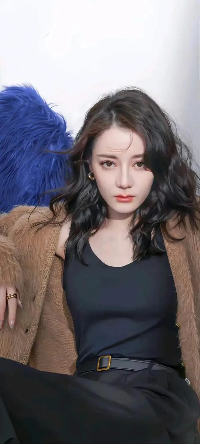 迪丽热巴:从荧幕女神到时尚先锋,她是如何成为新时代女性的榜样