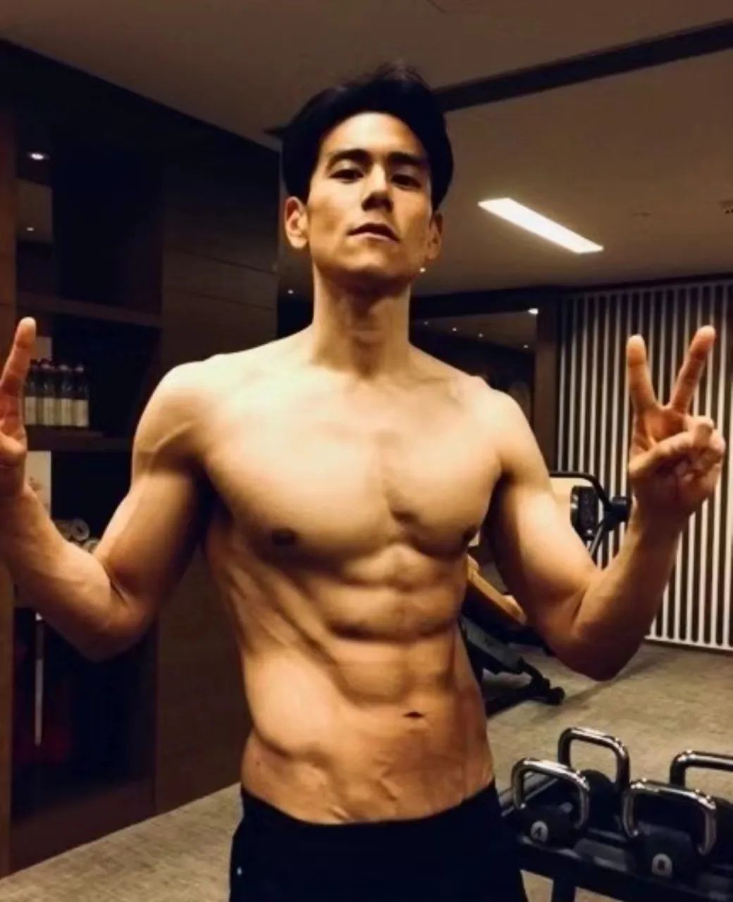 彭于晏戒糖断碳60天后,腹肌硬了?健身圈肌肉猛男直接傻眼了