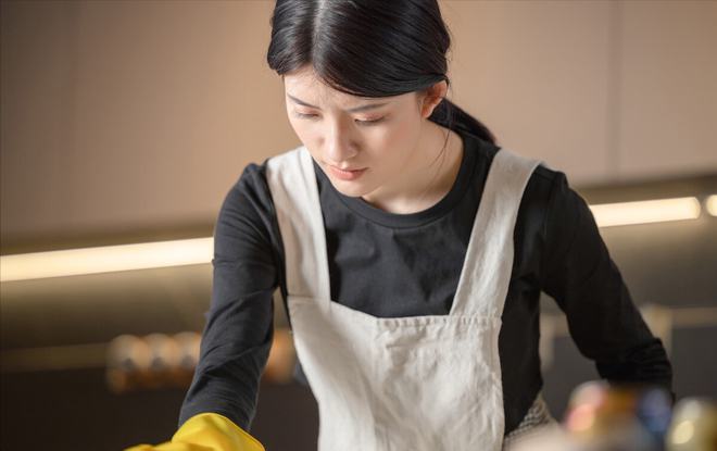 2005年,河南19岁保姆遭雇主折磨,住院后家人赶到,母亲当场崩溃