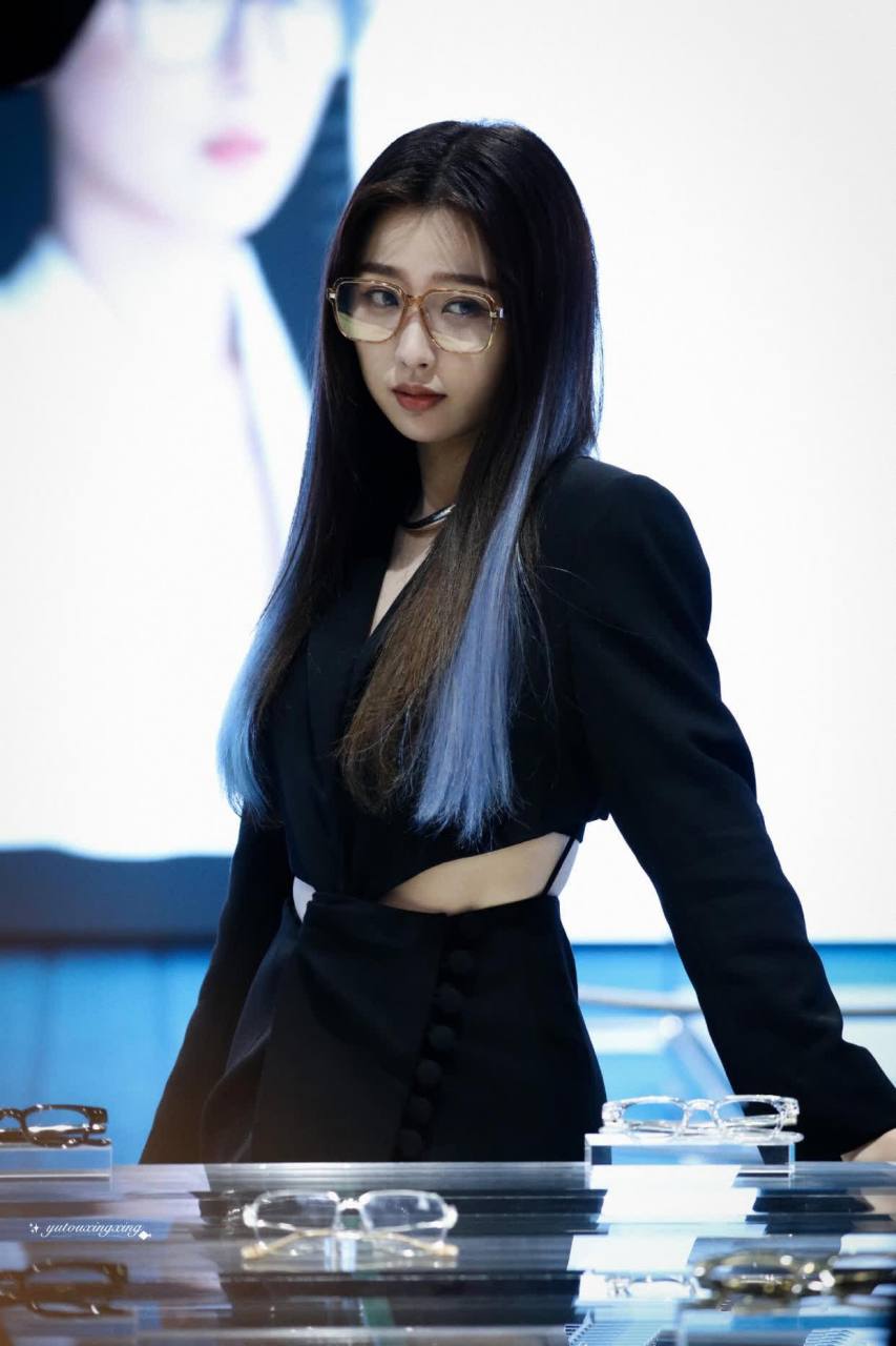 虞书欣蓝色挑染长发,搭配透明眼镜