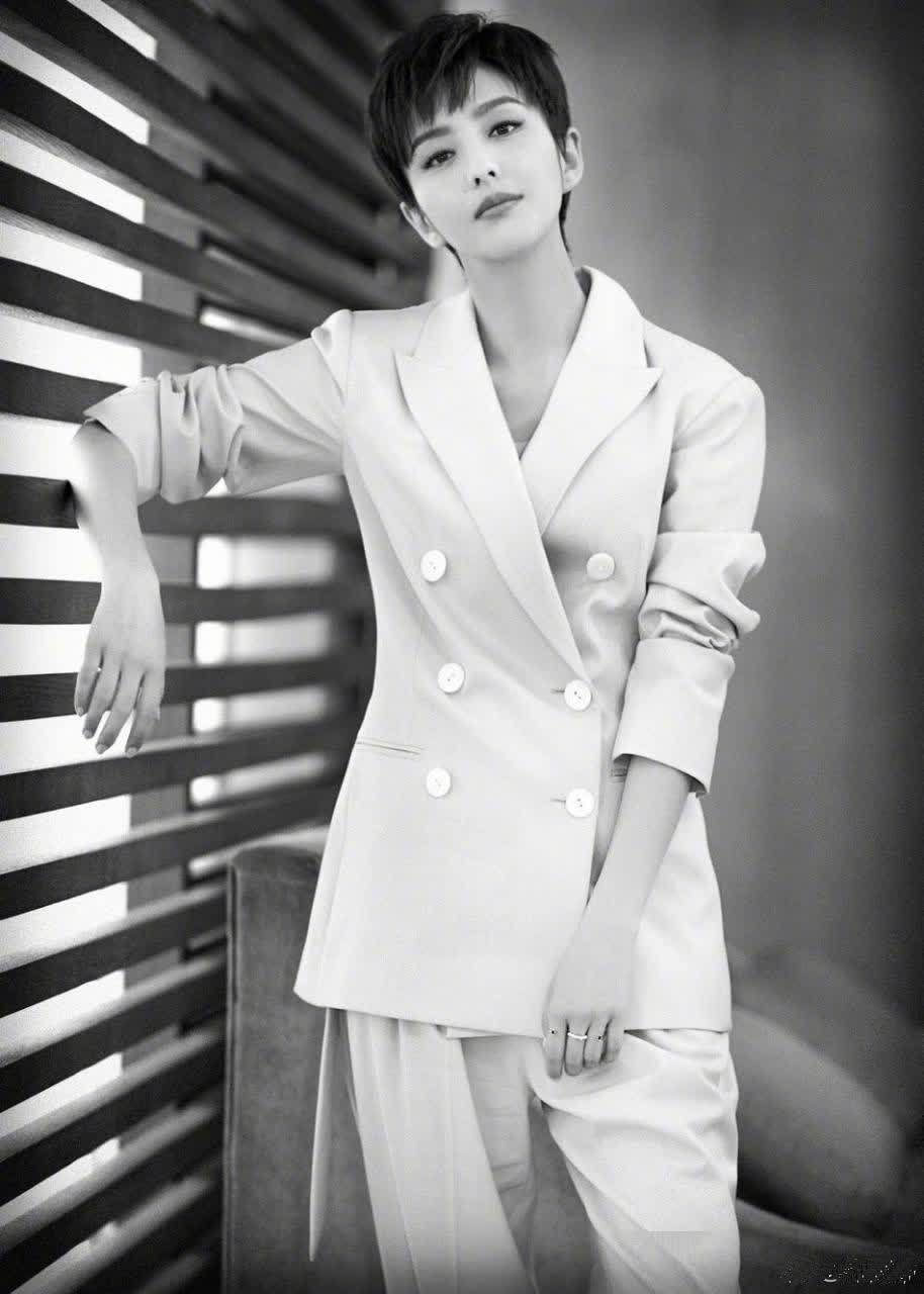 佟丽娅短发配西装