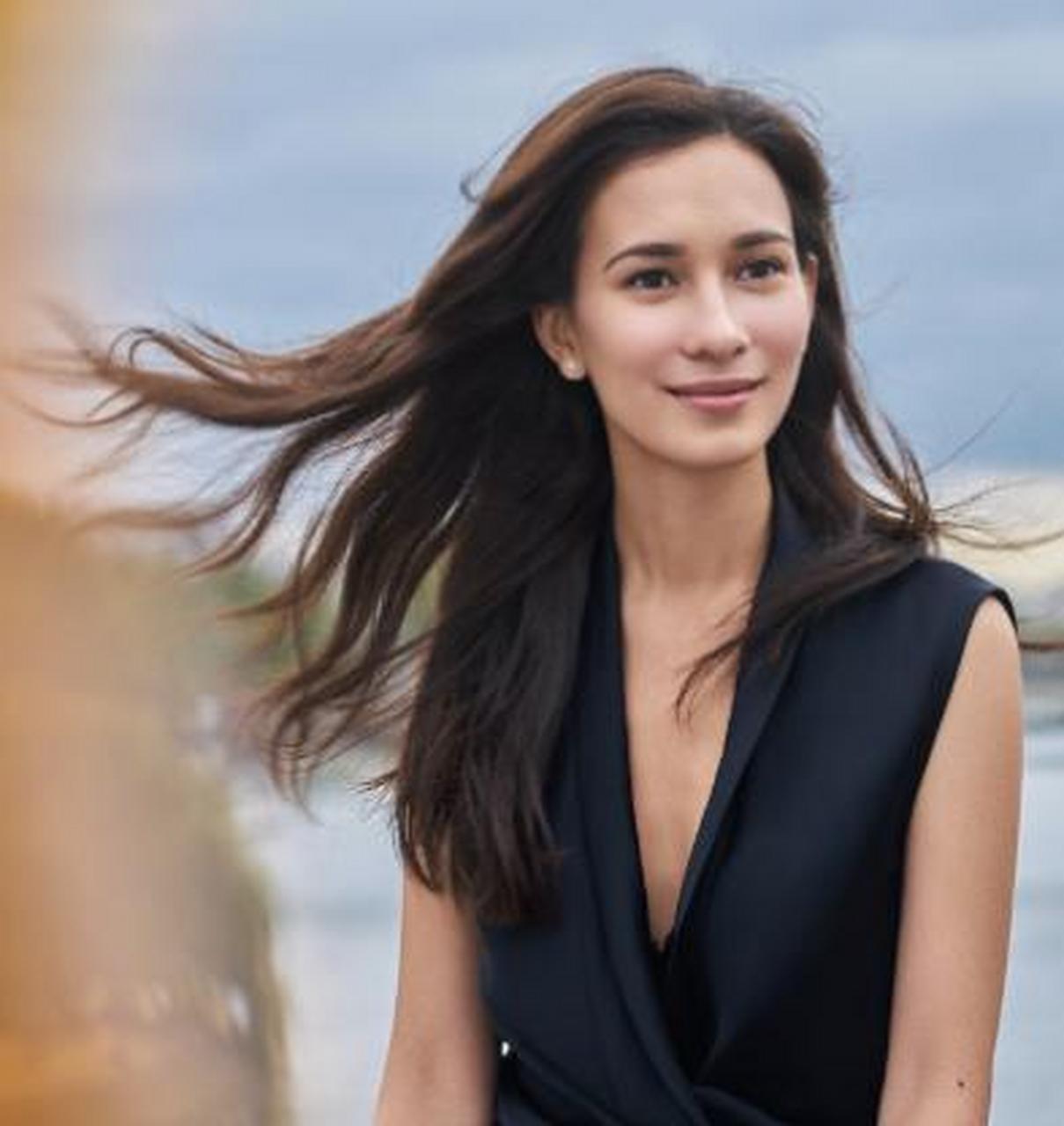 2016年,吴京筹拍电影《战狼2》,原定的女主角徐嘉雯突然要求涨片酬,被