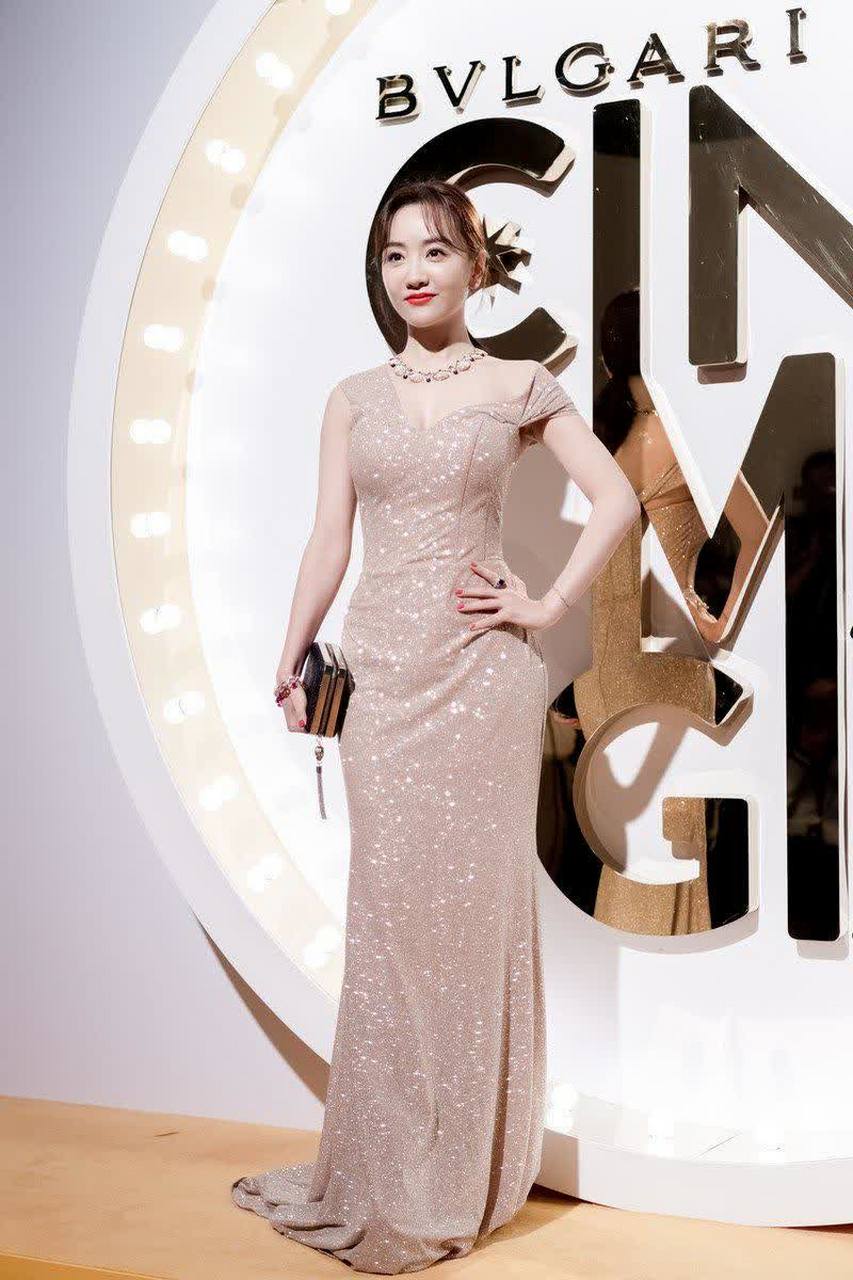 杨蓉身穿浅色斜露肩贴身连衣裙现身,身材曲线玲珑有致