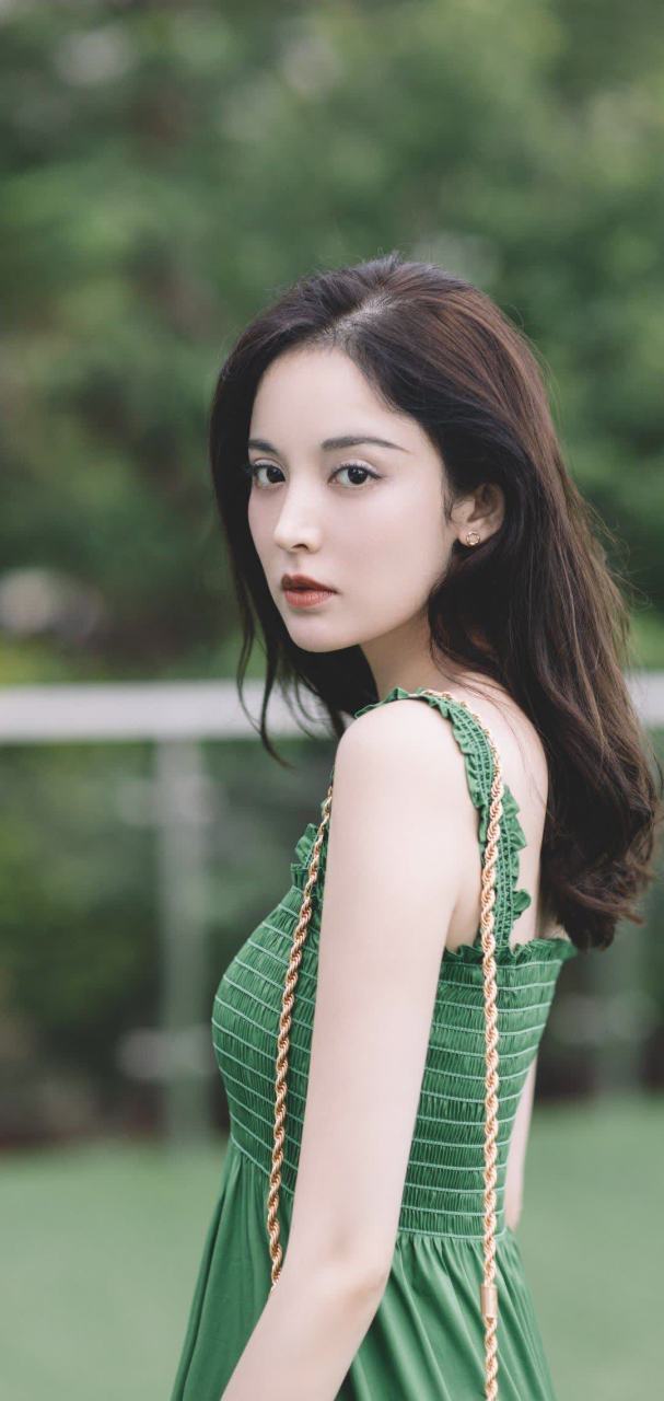 古力娜扎森系绿色长裙写真壁纸.