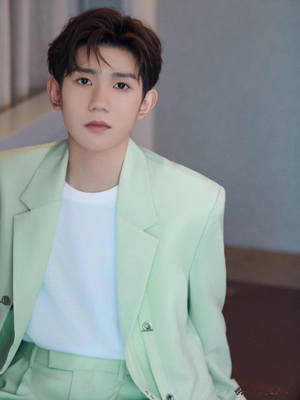 王源,马卡龙绿西服套装内搭白t,清新元气,薄荷少年