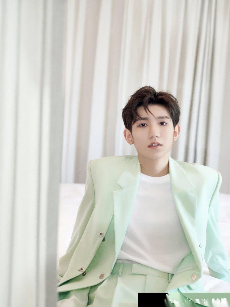 王源,马卡龙绿西服套装内搭白t,清新元气,薄荷少年