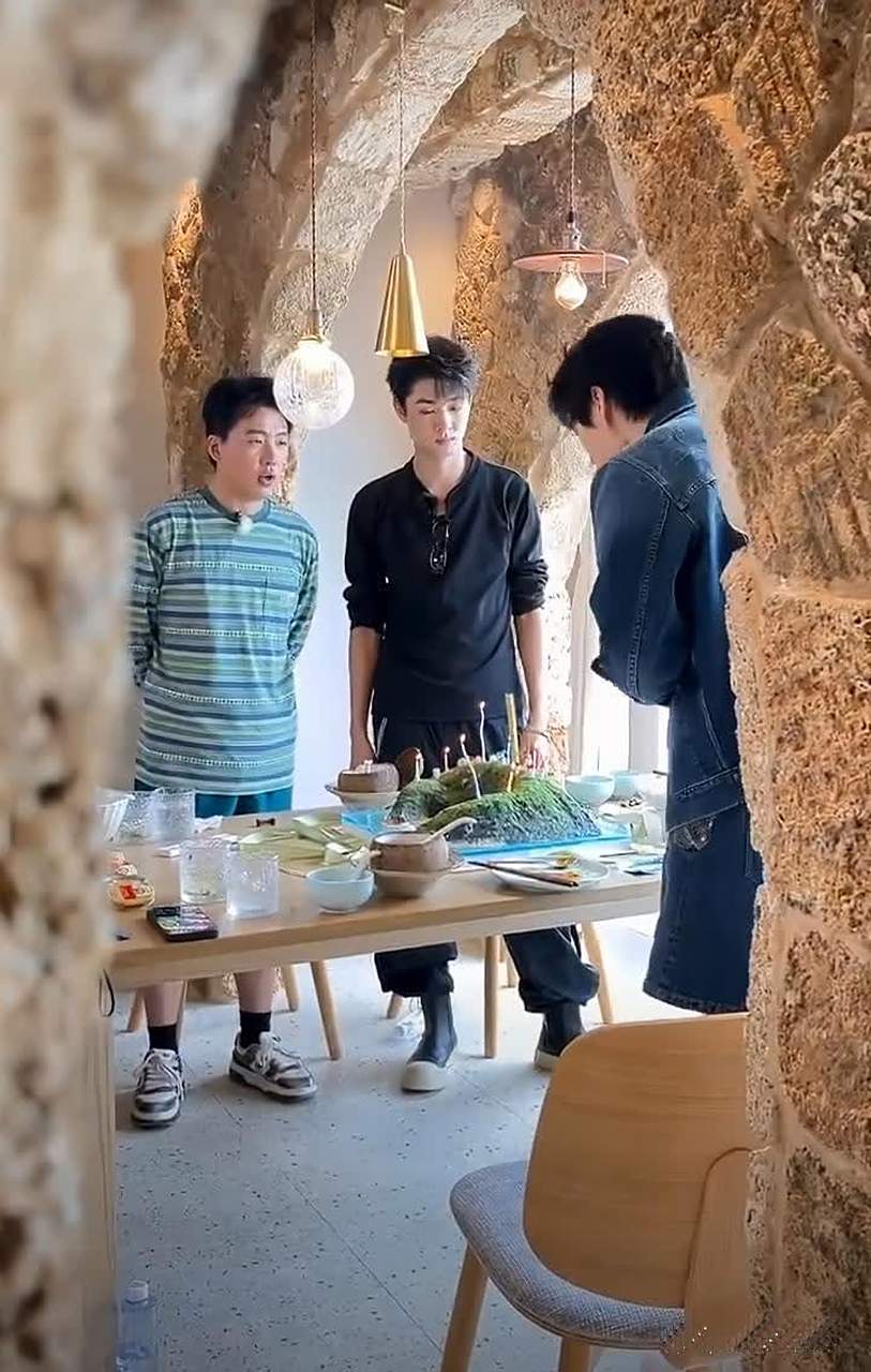 郭麒麟和秦霄贤给魏大勋过生日