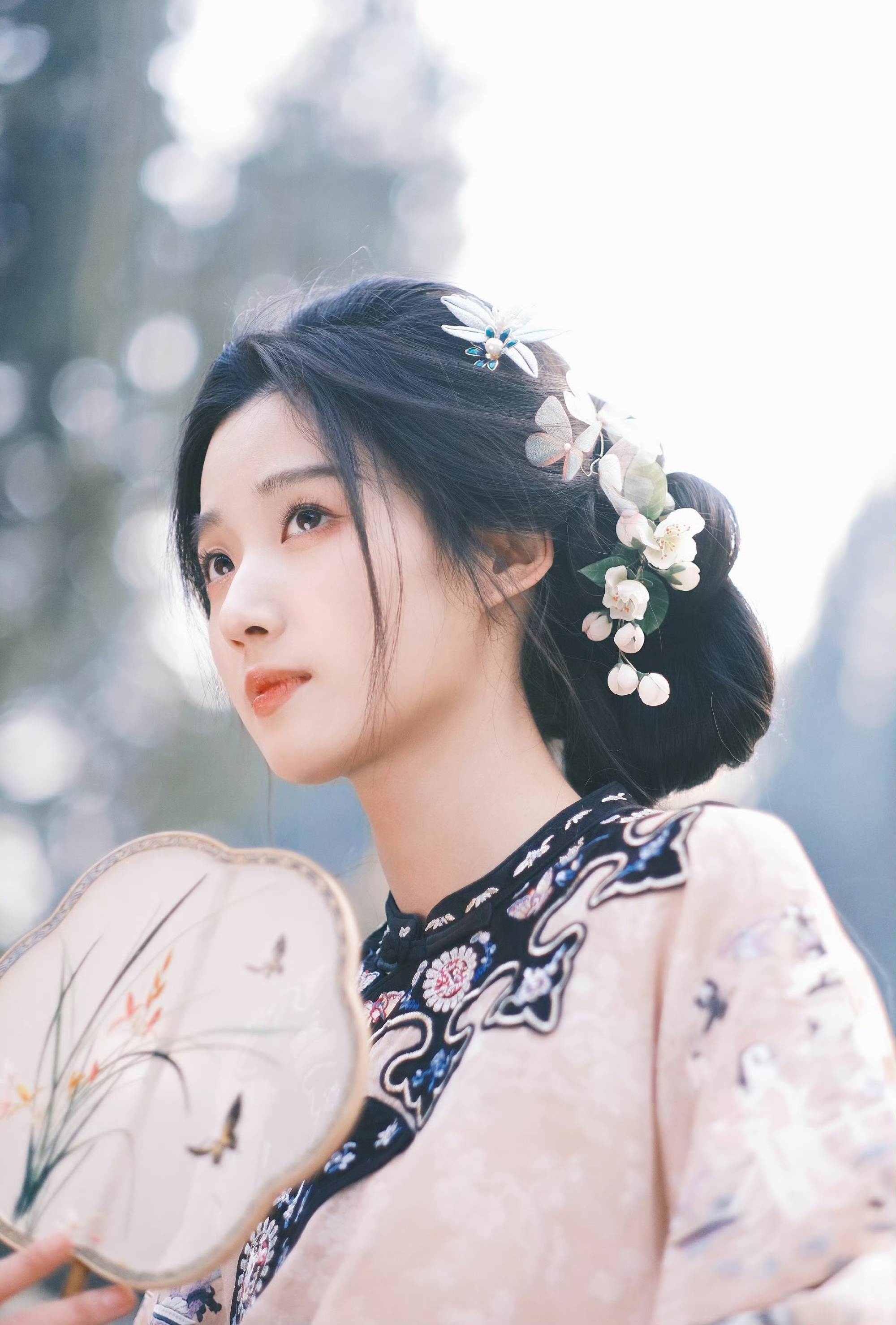 卢昱晓,古装造型,手持团扇,清新好看!