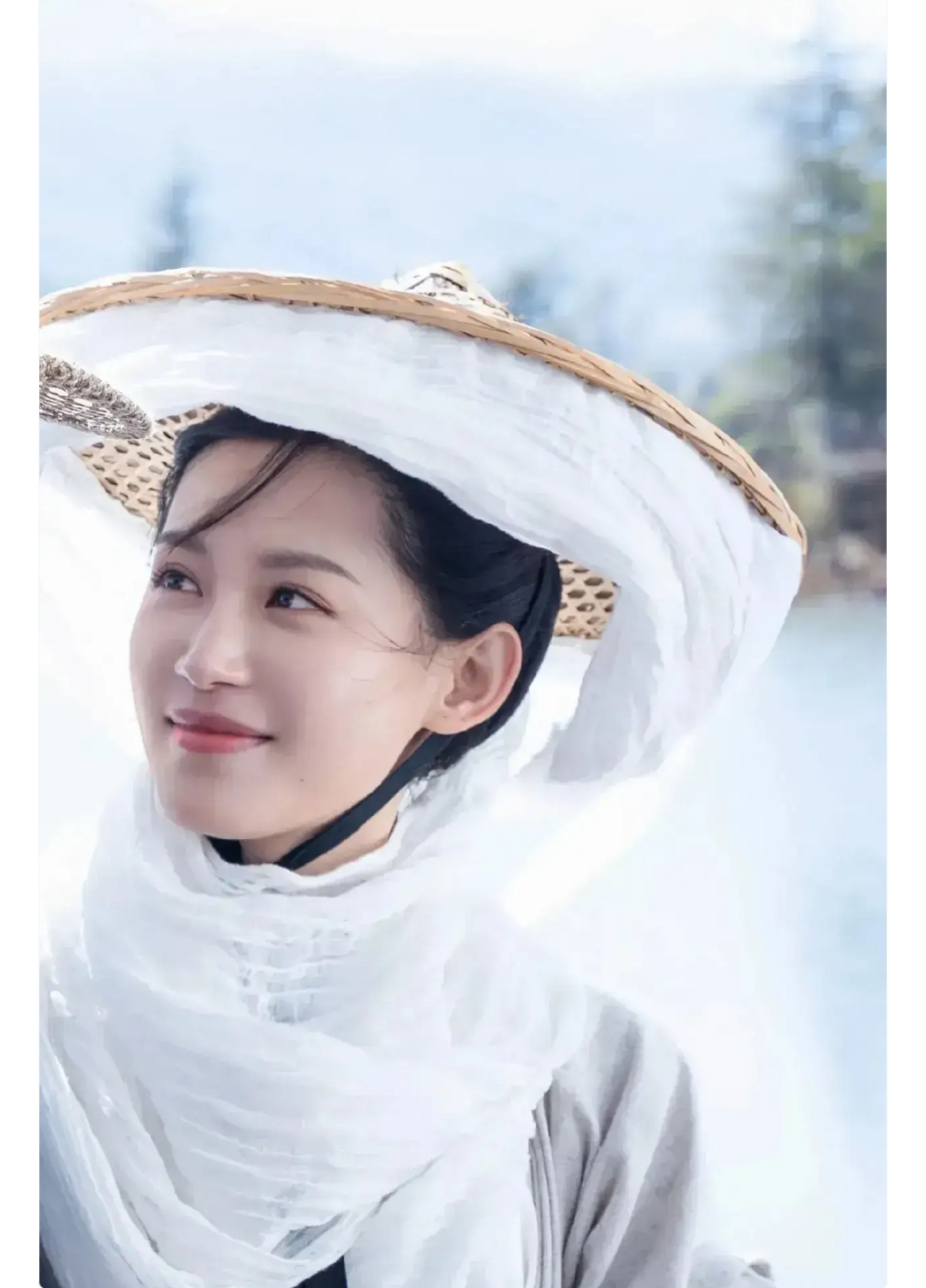 苏青,俊俏靓丽,楚楚动人,由歌手跨界成为影视演员.