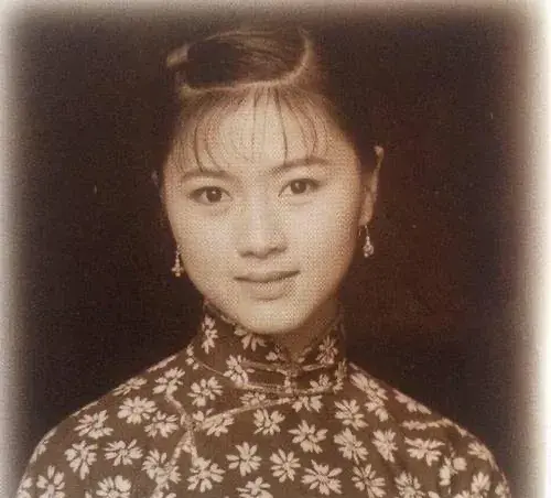 她是陆毅前女友,分手后单恋王志文,后嫁富豪继承130亿遗产