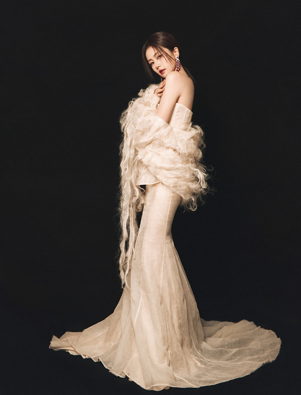 白鹿蕾丝刺绣抹胸裙写真,优雅妩媚尽展女性魅力!