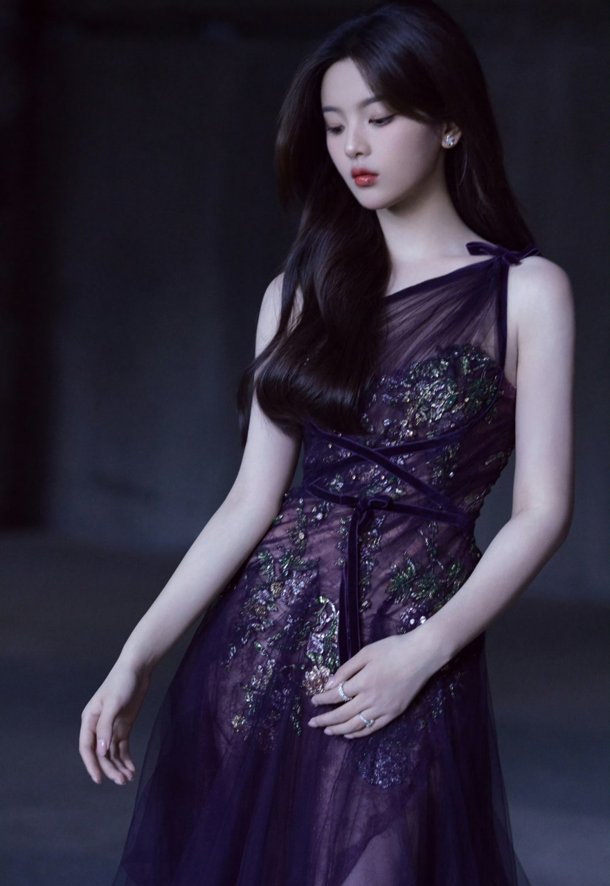 杨超越,深紫色吊带纱裙,性感迷人!