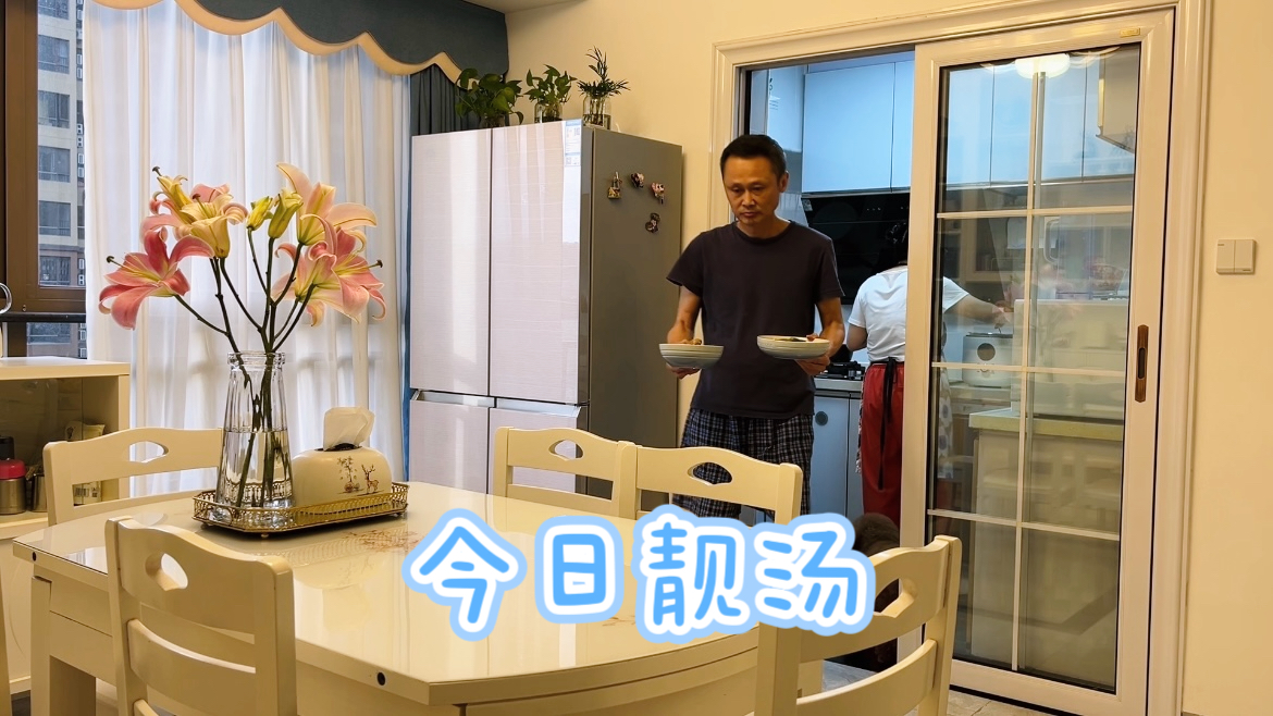 煲了一锅广东老公最爱的霸王花排骨靓汤,狗狗们没肉吃好委屈