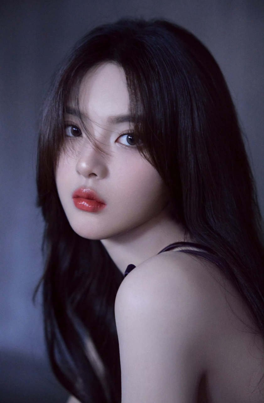 杨超越,深紫色吊带纱裙,性感迷人!