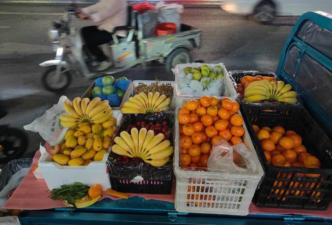 我哥失业后,买了个二手车子,改造成了卖水果的小摊车