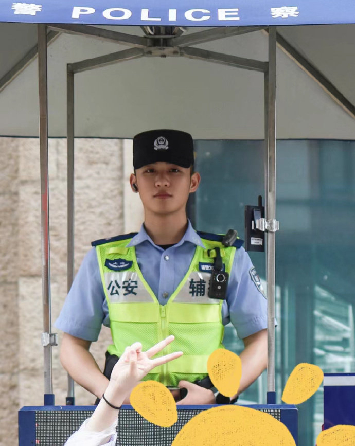 上海辅警小帅 哥还蛮帅的
