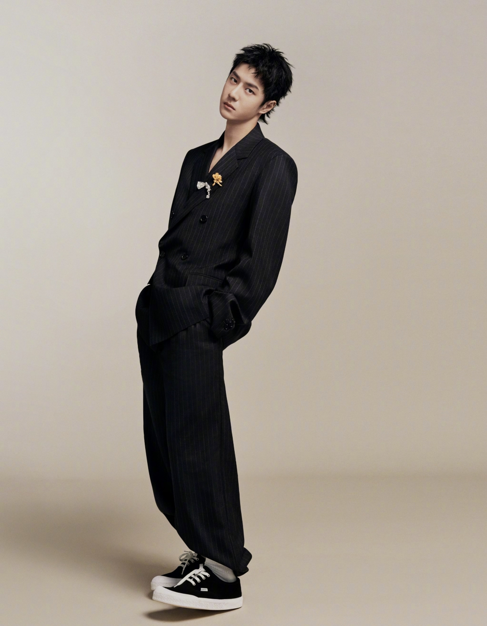 王一博成为罗意威全球品牌代言人,一身条纹西装帅出圈,时尚表现力绝了