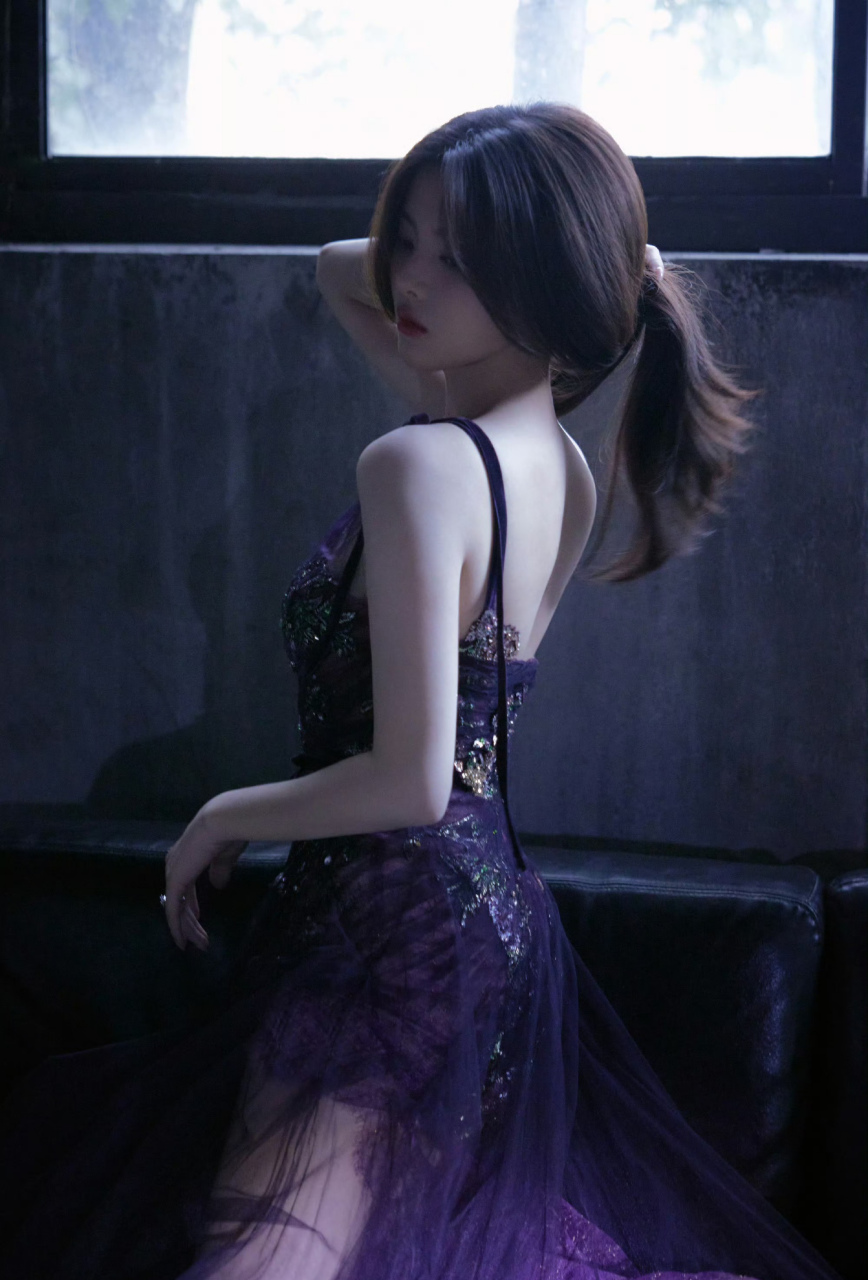 杨超越,深紫色吊带纱裙,性感迷人!