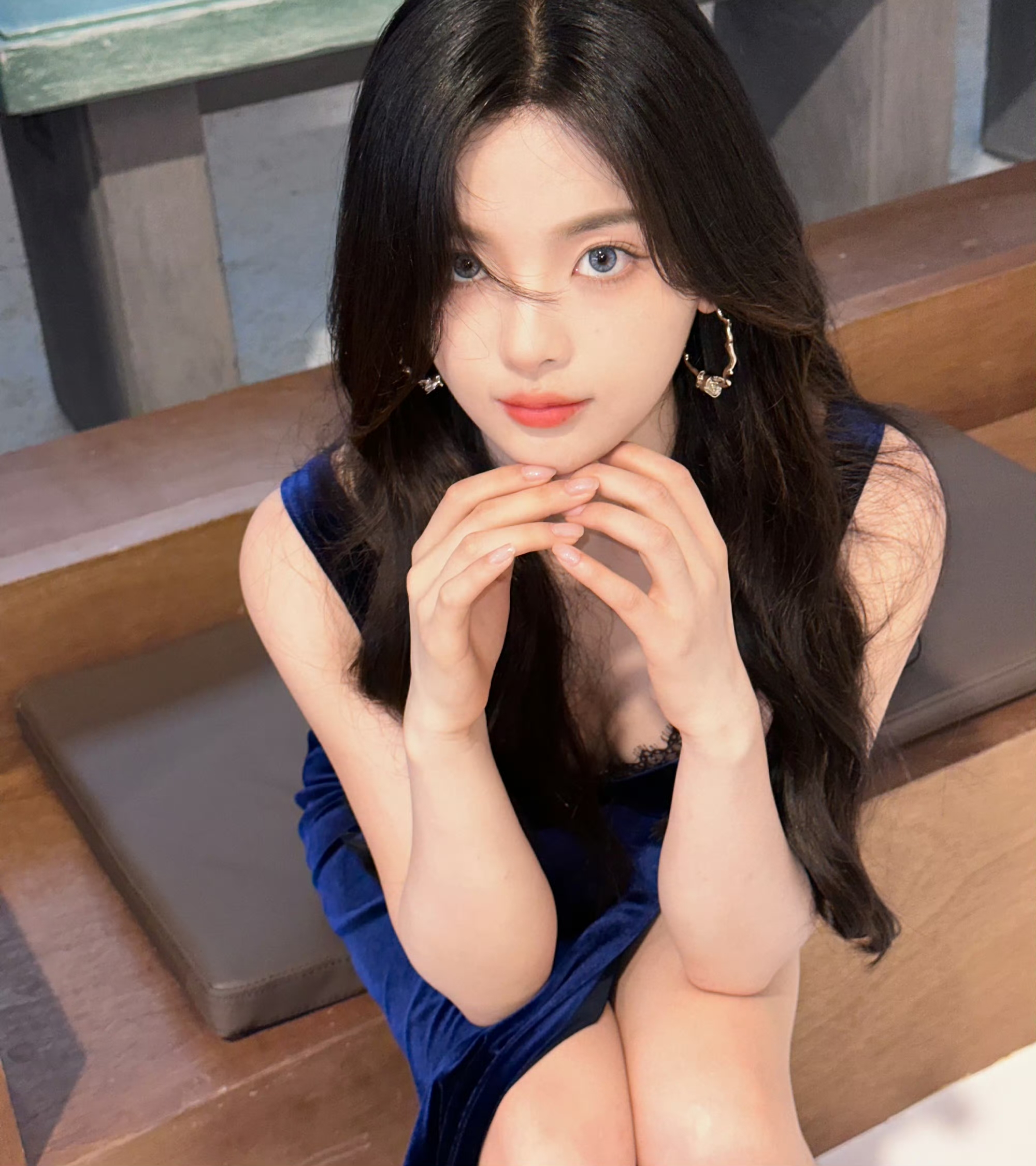 杨超越小妹妹黑色长裙礼服展现傲人身材性感又危险