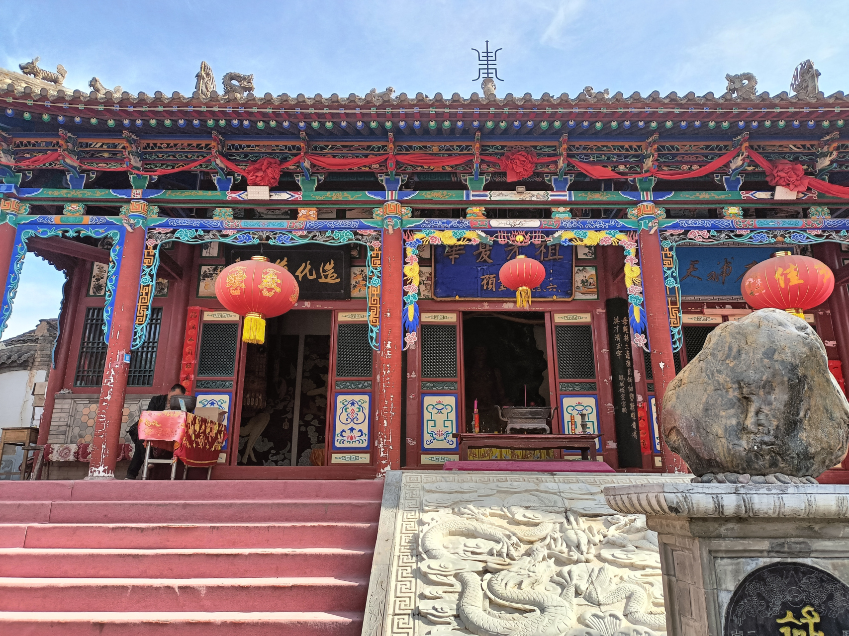 女娲祠里有块补天石,传说是女娲补天剩下的一块石头.