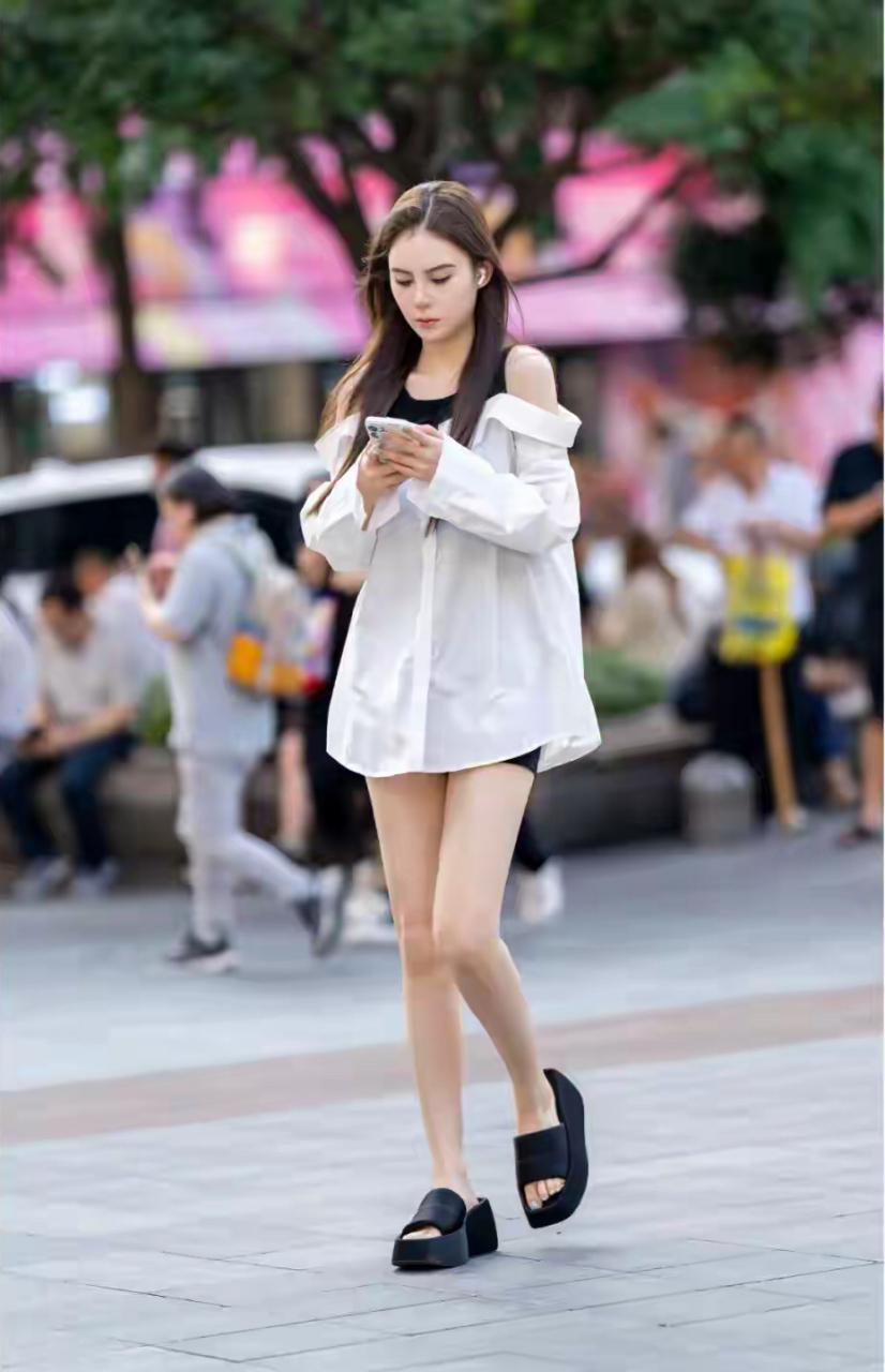 这些街拍中的漂亮女人,她们各自拥有不同的魅力与气质,但无一例外都