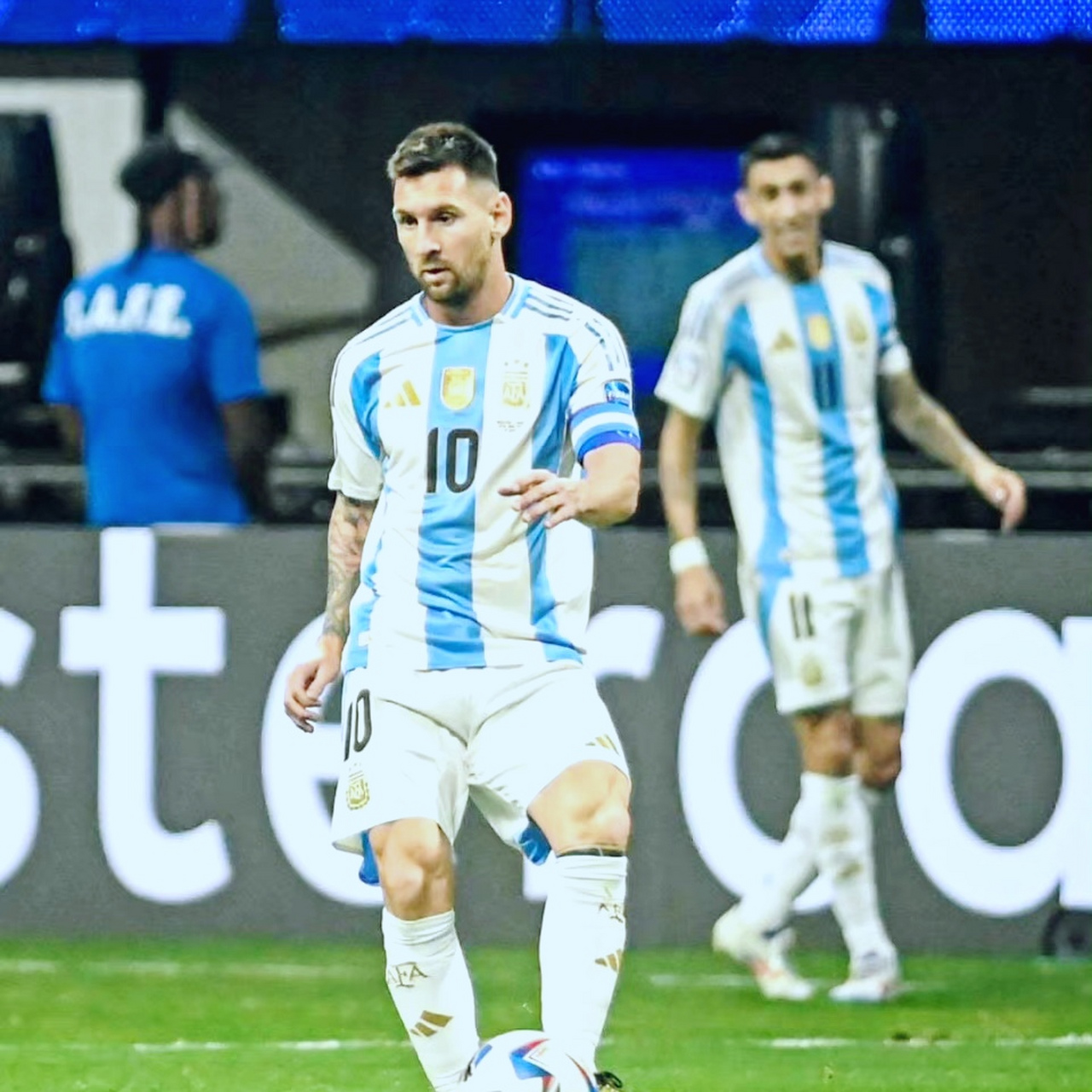 94世界最佳中后卫库蒂·罗梅罗今天在对阵加拿大的比赛中简直是野兽