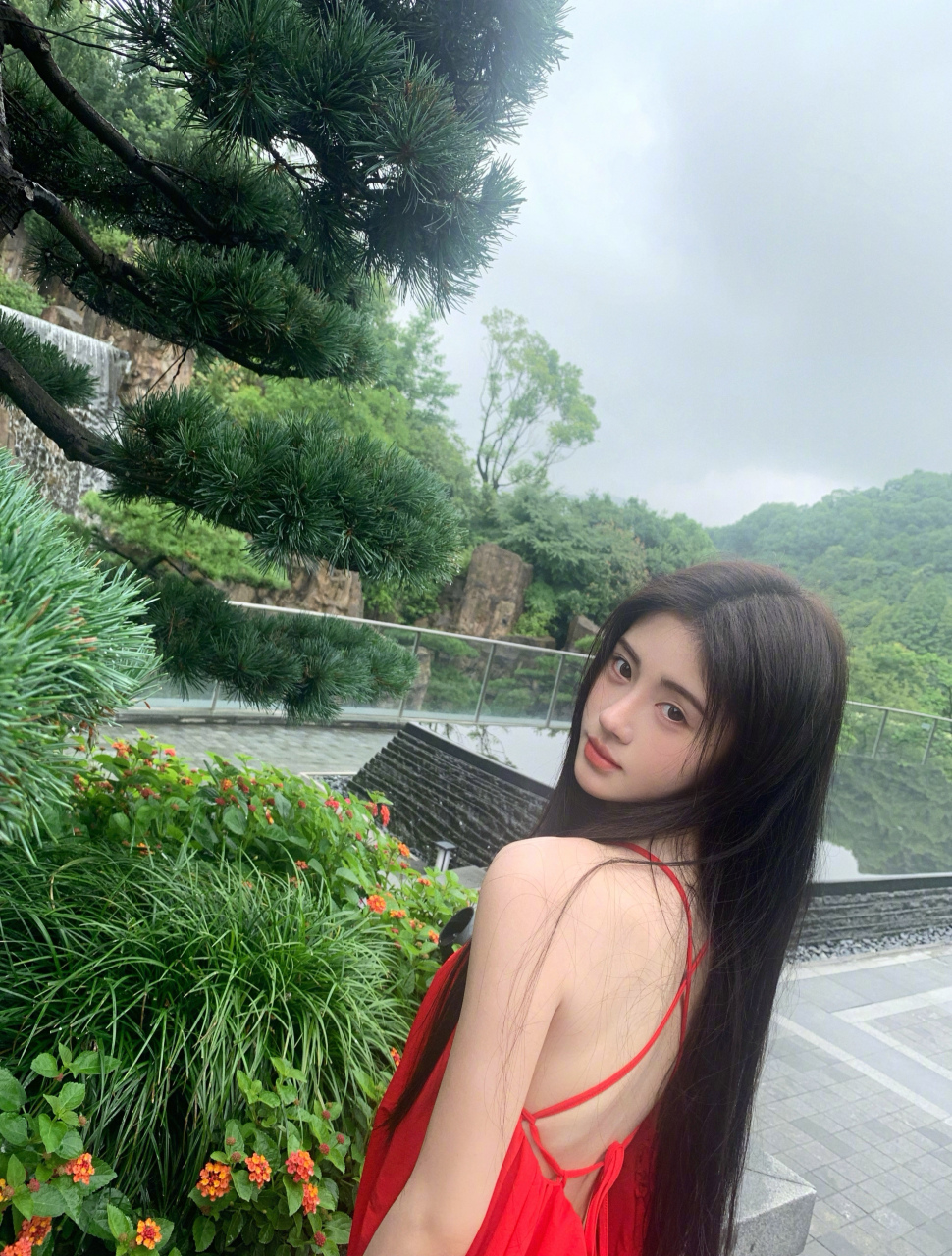 鞠婧祎,红色露背吊带上衣搭配黑色短裙,性感且可爱!