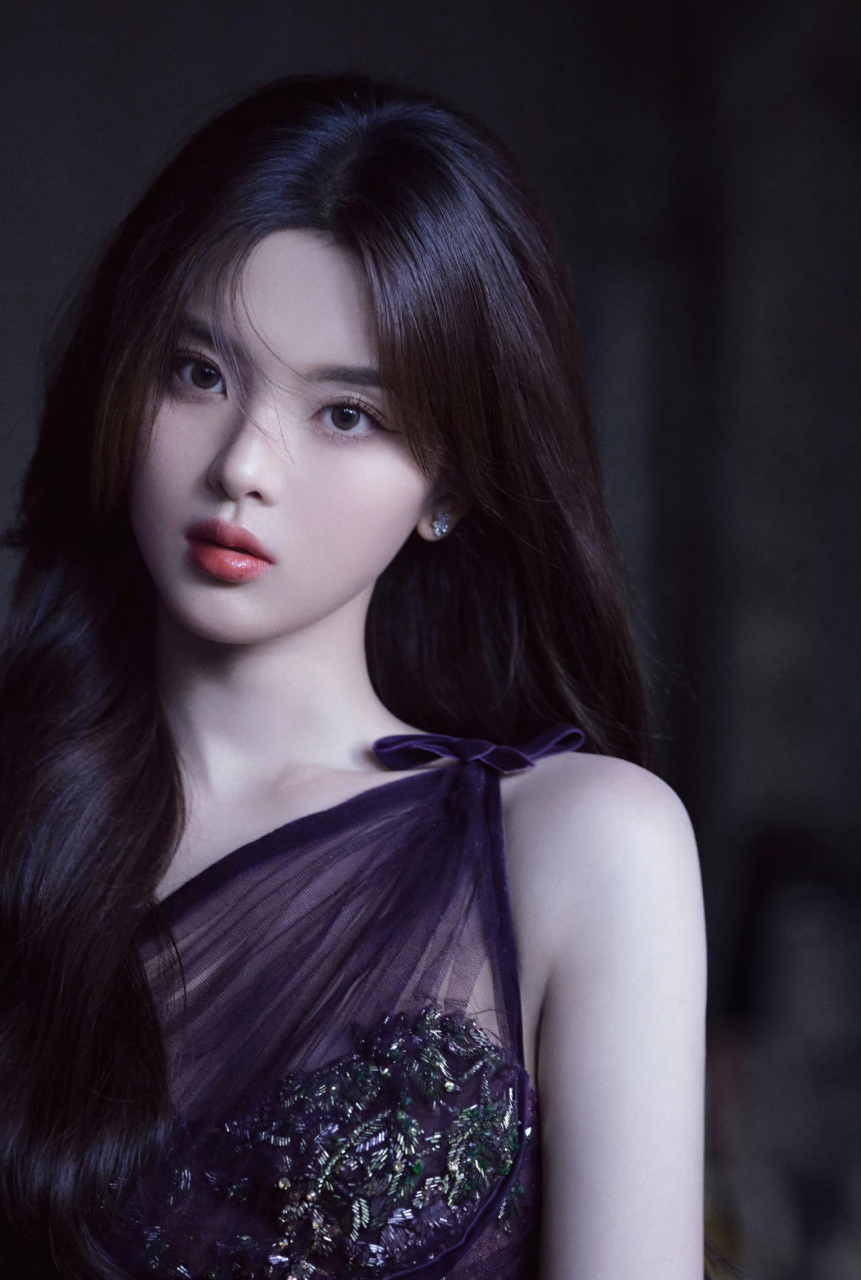 杨超越,深紫色吊带纱裙,性感迷人!