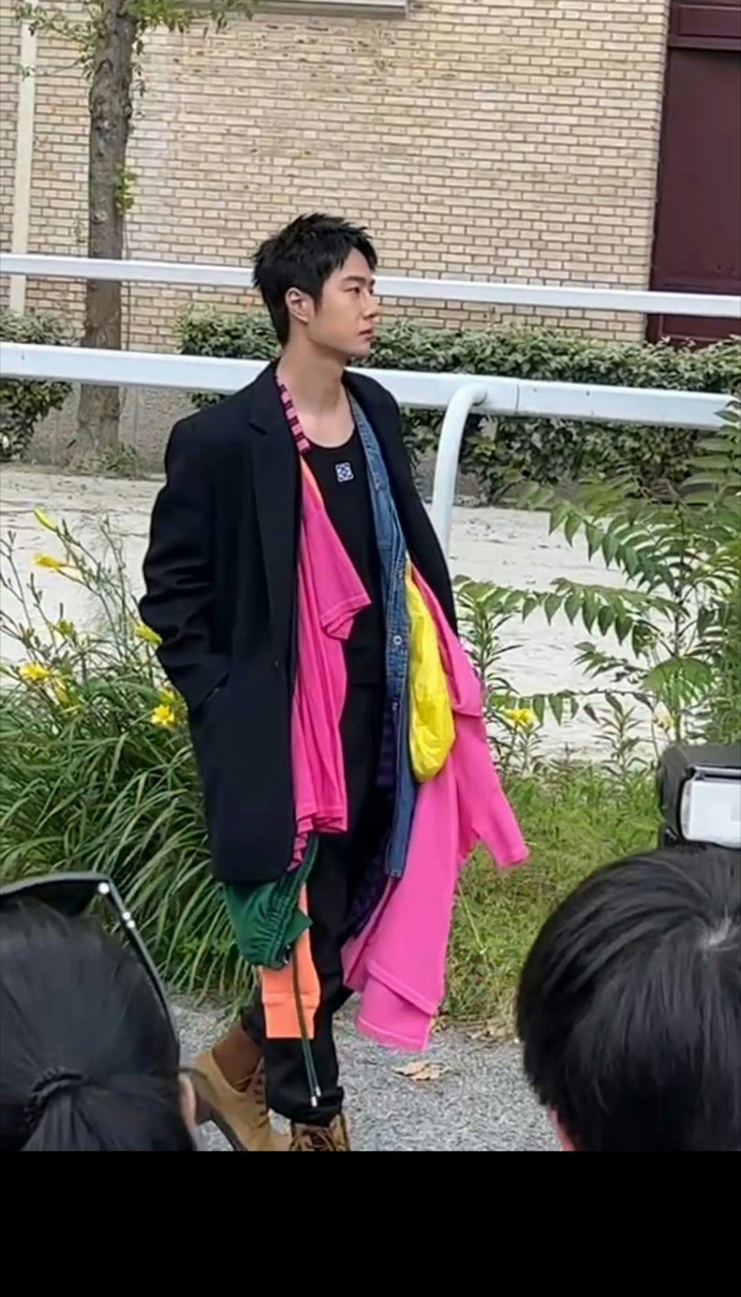 王一博好会穿衣服,第一次看到这个造型简直惊艳!