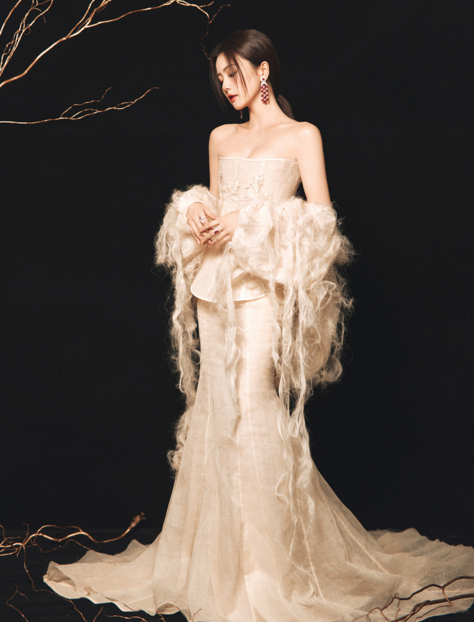 白鹿蕾丝刺绣抹胸裙写真,优雅妩媚尽展女性魅力!