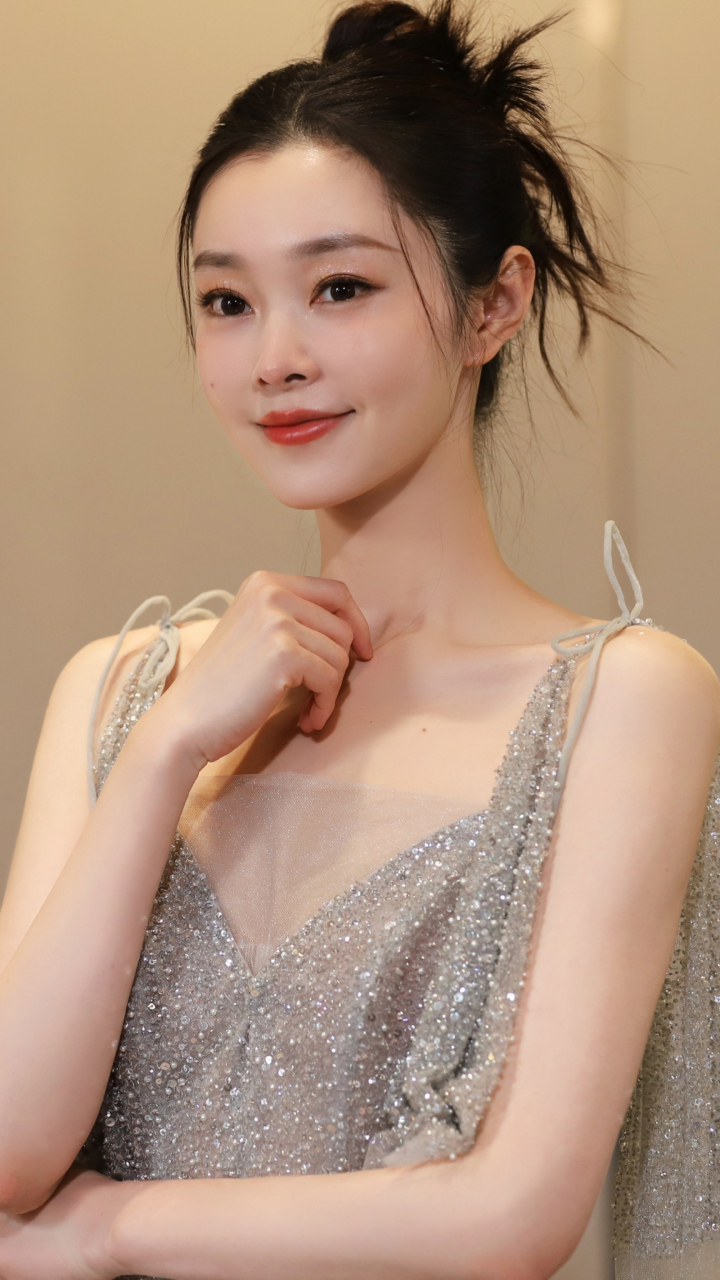 银色闪耀,宋轶吊带裙亮相活动,美艳动人