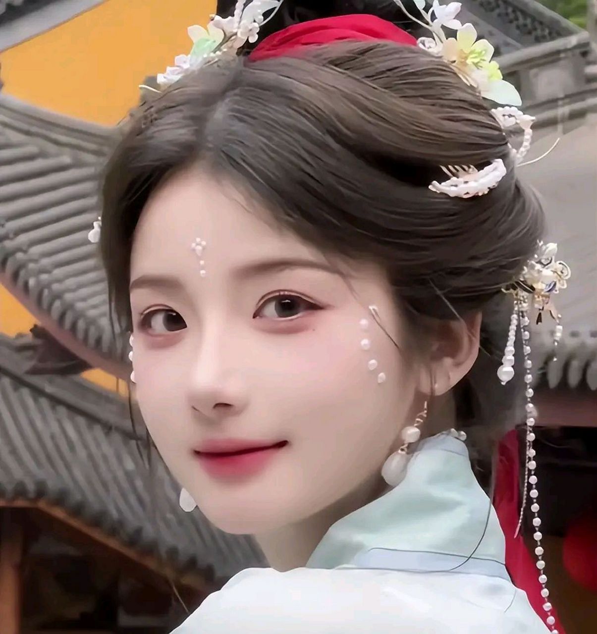 八卦娱乐明星# #墨雨云间# #古典国风美人#  墨雨云间 宋代珍珠妆太