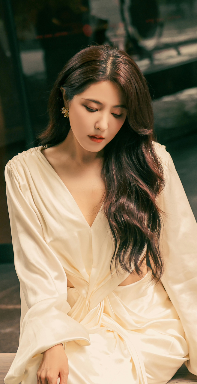 曾黎,白色深v露腰长裙,知性美!