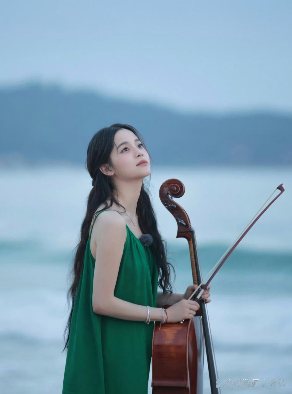 欧阳娜娜这应该是头一回光着脚丫拉大提琴吧