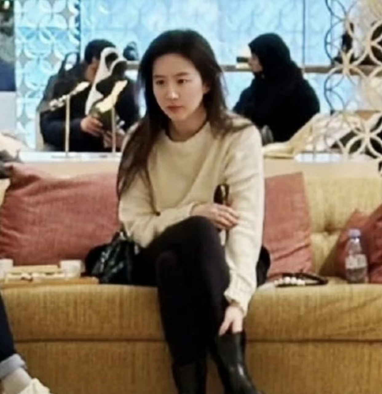 网友偶遇刘亦菲逛街生图,太美了